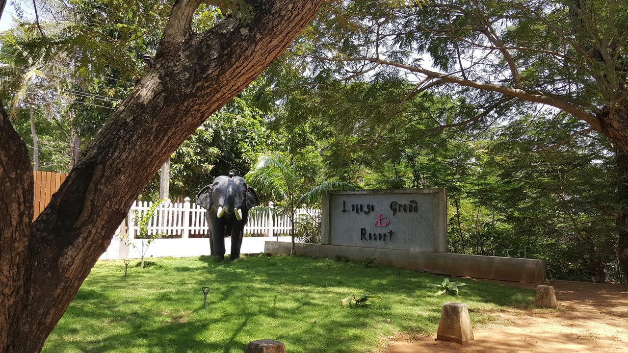Lokuge Grand Resort Kataragama Exterior photo